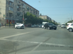 Иномарка сложилась гармошкой на севере Волгограда