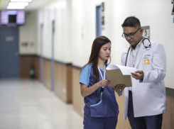 Бочаров утвердил доплаты медикам за борьбу с коронавирусом