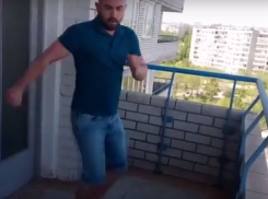 Житель Волгограда устроил танцы в ответ на повышение властями тарифов ЖКХ 