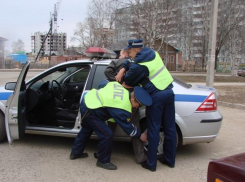 В Волжском пьяный водитель укусил инспектора ДПС, а второго ударил головой