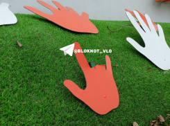 Вандалы неприлично погнули ладошки нового арт-объекта в Волгограде