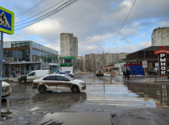 В центре Волгограда пешеходный переход к «Пятёрочке» вывели на проезжую часть