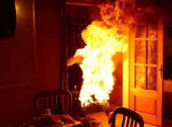 На юге Волгограда 18-летний парень поджег свою квартиру и порезал себе вены