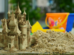 Школьник погиб под грудой песка на детской площадке в Волгоградской области