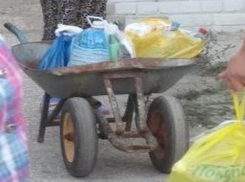 «Как свиньям»: передачи в грязной тачке для «ковидного» госпиталя шокировали волгоградцев 