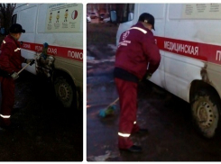 Экономия во всем: водители «скорой» моют машины в волгоградских лужах