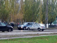 Столкновение с полицейской машиной   спровоцировало пробку на западе Волгограда