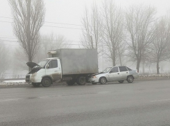 Daewoo Nexia влетела под грузовик на западе Волгограда