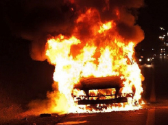 Иномарка и старенькая «девятка» сгорели в Волгоградской области