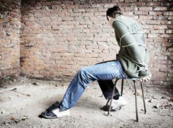 На юге Волгограда неизвестные ограбили управляющего цехом, одев ему на голову мешок 