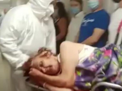 Волгоградка показала на видео, как мимо очереди на ПЦР-тест возят ковидных больных