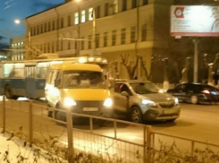 Маршрутка №52 столкнулась с иномаркой в Волгограде