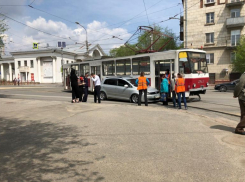 Машина свадебного кортежа врезалась в трамвай в Волгограде