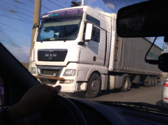 Запрещенные большегрузы мешают проезду по мосту ГЭС