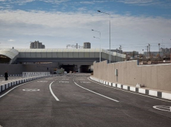 Volkswagen протаранил припаркованное в тоннеле на Тулака авто 