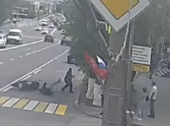 Столкновение Land Cruise и байка около пешехода попало на видео в Волгограде 