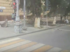 В центре Волгограда вновь перекопали тротуары и меняют брусчатку