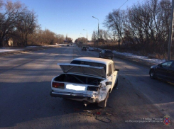 Лихач на «Приоре» отправил в больницу водителя сломавшейся «семерки» на юге Волгограда 