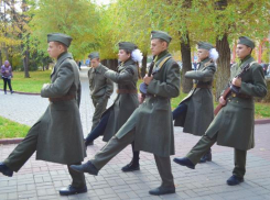 Смена караула произошла у Вечного огня в центре Волгограда