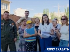 «Мы сами носим больных до скорой»: народный сход на убитой дороге прошел в Волгограде