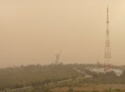 Волгоград в плену песчаной бури засняли с высоты птичьего полета