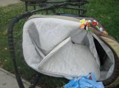 По Волгоградом 2-месячная дочь школьницы выпала из коляски и погибла