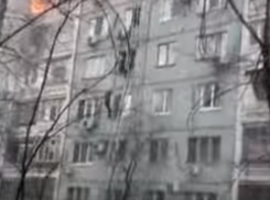 Момент падения из окна жителя взорвавшегося подъезда в Волгограде попал на видео