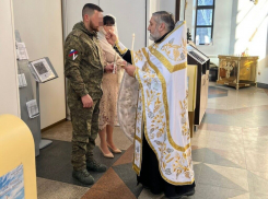 На Мамаевом кургане в Волгограде священник венчал участника СВО: сослуживцы поддержали бойца