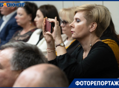 Волгоградская элита два часа слушала вдохновляющую речь губернатора: яркие кадры