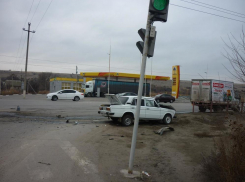 В Волгограде в ДТП грузовика и ВАЗ-2106 пострадал 30-летний мужчина