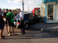 В Волгограде пьяный лихач врезался в «Волгу» и въехал в киоск «Союзпечати»