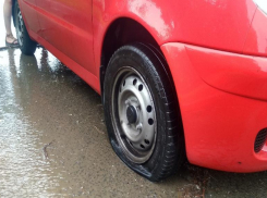 Четвертый день водители в Волгограде оставляют свои колеса в скрытой под лужей яме