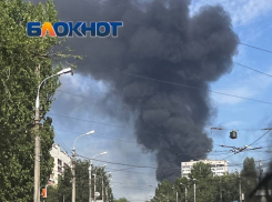 Огромный черный столб дыма окутал Краснооктябрьский район Волгограда