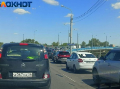 Гигантская пробка образовалась на юге Волгограда 