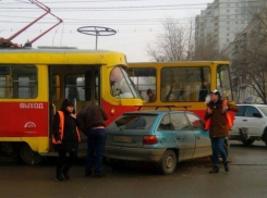Opel протаранил трамвай в Дзержинском районе Волгограда