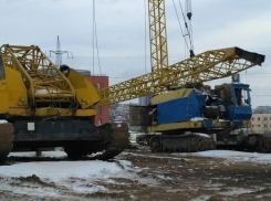 Сильный ветер сломал подъемный кран на стройке в Волгограде﻿