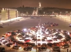 Покорившие TikTok волгоградские автолюбители устроили новогодний флешмоб из сотни авто