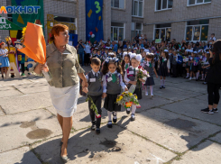 Учительскую зарплату в 100 тысяч рублей требуют в Волгограде