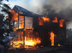 Из горящего дома под Волгоградом спасатели вынесли пенсионерку