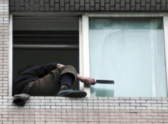 Волгоградец убегал от полицейских через окно подъезда и погиб