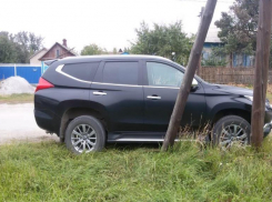 78-летний пенсионер скончался за рулем внедорожника от сердечной недостаточности и врезался в столб