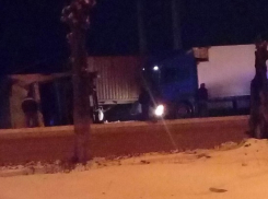 Фура перевернулась посреди дороги на юге Волгограда