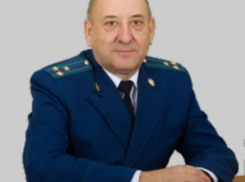 Настоящий полковник принимает цветы и поздравления