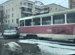 Audi протаранила трамвай в Волгограде: последствия попали на видео