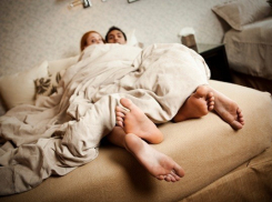 Из страха потерять мужа волгоградка обвинила в изнасиловании молодого любовника и его друга