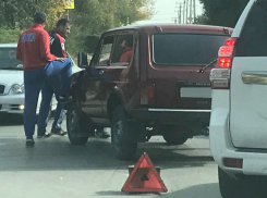 На «проклятом» перекрестке в поселке Ангарский даже в выходной «целуются» автомобили