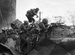  30 октября 1942 года - еще один красноармеец – Иван Ивченко - закрыл грудью вражескую амбразуру под Сталинградом