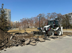 В волгоградском ЦПКиО выламывают асфальт