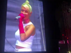 Волгоградцы до сих пор не разошлись: в ЦПКиО вживую поет Клава Кока