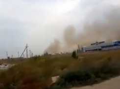 МЧС уверяет в контроле ситуации с огромным пожаром на западе Волгограда